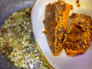 11、麻辣火锅鲜鱼,放入火锅底料把火锅底料炒香,炒融化