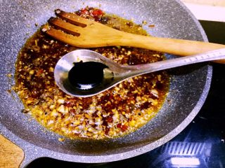 12、麻辣火锅鲜鱼,放入半勺老抽炒匀