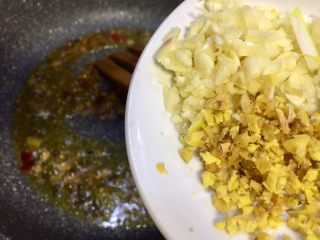 10、麻辣火锅鲜鱼,放入大蒜老姜末