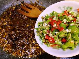 13、麻辣火锅鲜鱼,放入辣椒段,炒香