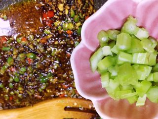 14、麻辣火锅鲜鱼,放入芹菜节炒匀