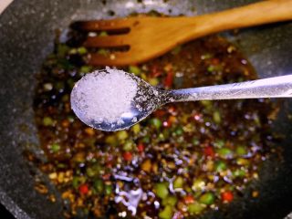 15、麻辣火锅鲜鱼,放入白糖