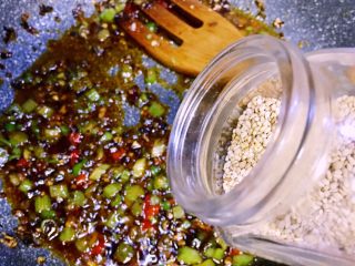 16、麻辣火锅鲜鱼,加入少许芝麻增香