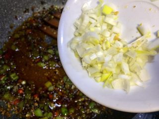 17、麻辣火锅鲜鱼,加入大葱节