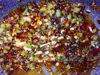 18、麻辣火锅鲜鱼,炒制均匀后关火,此时浇汁已经是麻辣鲜香香气四溢了!