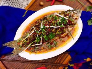 19、麻辣火锅鲜鱼,把汁水直接浇在蒸好的鱼身上再撒上葱花香菜叶,大葱丝,鱼肉原汁原味超级细嫩,麻辣鲜香,美美的享用吧!做为年夜饭桌上的一道零失败年年有余吉祥菜肴非常不错哦!