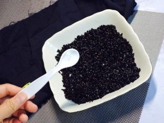 3、网红紫糯米团,泡发的紫米和黑米加一点食用盐调味！