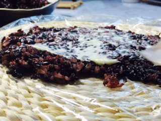 6、网红紫糯米团,底下铺一层保鲜膜，取出一小半糯米团铺上去，抹一点沙拉酱！