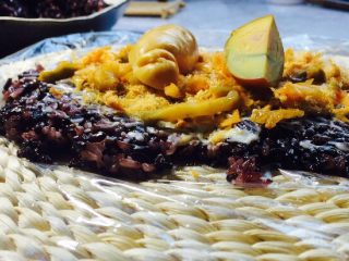 9、网红紫糯米团,这里额外弄了点脆肠！卤蛋也是可以的！