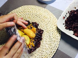 11、网红紫糯米团,然后从下往上卷起来，尽量卷的紧一些！