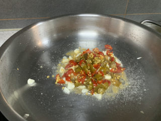 15、泡椒春笋,放入泡椒，炒出红油