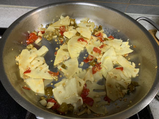 16、泡椒春笋,放入笋片翻炒