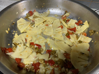 17、泡椒春笋,放一点水，糖，生抽，盖上锅盖焖两分钟