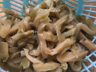 3、下饭菜香菇榨菜炒肉丝,榨菜洗净