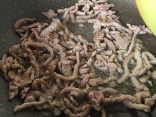 6、下饭菜香菇榨菜炒肉丝,放入腌好的肉丝翻炒