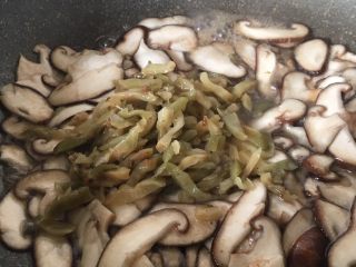 8、下饭菜香菇榨菜炒肉丝,香菇翻炒出水加入榨菜翻炒