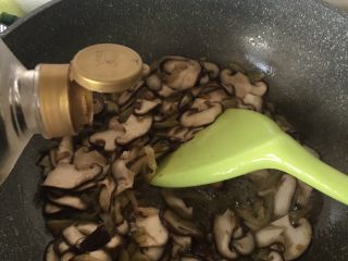 9、下饭菜香菇榨菜炒肉丝,炒均匀后加1.5汤匙生抽