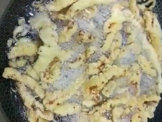 5、糖醋里脊肉,炸至金黄酥脆