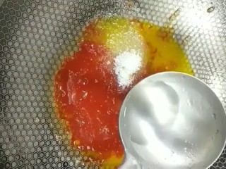 7、糖醋里脊肉,锅留底油放入番茄酱，橙汁，白糖，白醋，清水