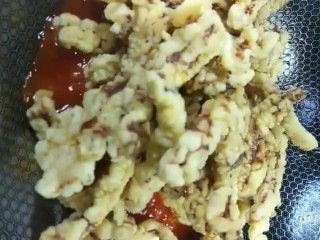 8、糖醋里脊肉,熬制浓稠下入炸好的里脊肉