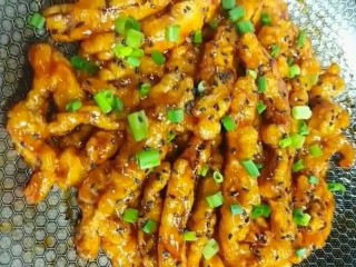 9、糖醋里脊肉,翻炒均匀出锅撒芝麻，葱花即可，糖醋里脊肉做好