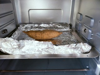 2、#家有烤箱#＋红薯鸡蛋船,烤箱预热200度，烤35分钟