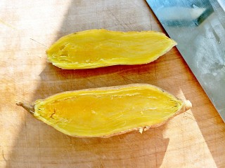 4、#家有烤箱#＋红薯鸡蛋船,在大概三分之一出切成两部分