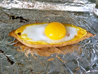 10、#家有烤箱#＋红薯鸡蛋船,把蛋黄轻轻的放在蛋白的中间位置