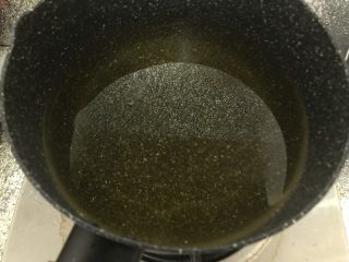 3、潮汕甜点简单做，反沙芋头,中小火，奶锅倒入油，奶锅小油深，用来炸东西非常合适。