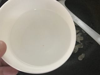 9、潮汕甜点简单做，反沙芋头,倒入半碗清水。