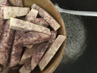 13、潮汕甜点简单做，反沙芋头,这时倒入炸好的芋头。翻炒几下，关火。