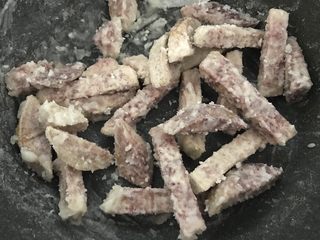 14、潮汕甜点简单做，反沙芋头,拿起锅对着风扇翻炒，直到起沙，冷却后就会看到白白的沙了。