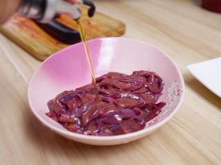 2、爆炒猪肝,然后腌制猪肝，我们今天不用生粉，也能让猪肝鲜嫩哟，只需要一点的料酒，