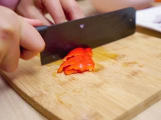 6、爆炒猪肝,辣椒除去籽切成块