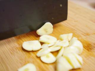 8、爆炒猪肝,蒜子也切成片（这里主要是婷姐偷懒了，懒人菜谱嘛，所以偷懒啦，勤快的可以剁成蒜泥哟）