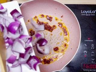 13、爆炒猪肝,倒入洋葱炒至8层熟