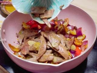 17、爆炒猪肝,再加入猪肝爆炒