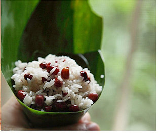 7、红豆肉粽,再放一把红豆糯米覆盖住肉