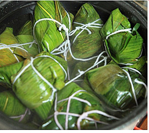 12、红豆肉粽,将粽子放入电压锅，加水没过粽子面，煮至1-3小时即可