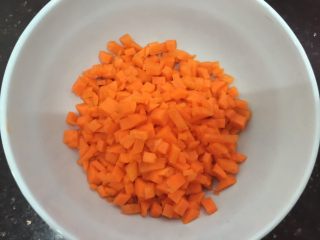 1、可乐鸡肉炒饭,红萝卜切碎