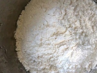 1、#懒人料理#黄金鸡蛋饼,准备好175克面粉。这是三张饼的量。