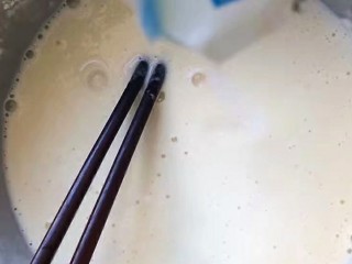 4、#懒人料理#黄金鸡蛋饼,加适量盐。