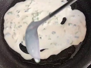 8、#懒人料理#黄金鸡蛋饼,浇上面糊，平铺均匀。
