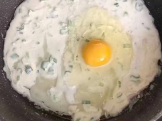 9、#懒人料理#黄金鸡蛋饼,在加入一枚鸡蛋。