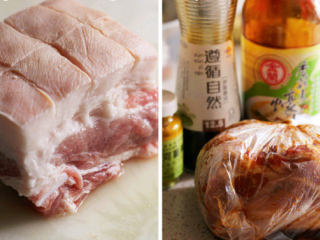 1、蜜烤蒜香五花肉,五花肉带皮面切出井字纹路,深度约3-4公分,然后放置入滚水中烫约1分钟后取出冲洗干净后擦干,将所有调料混和均匀后涂抹在五花肉的每一面,包括井字纹路内。将抹好酱汁的五花肉入塑料袋中冷藏腌渍约2小时。