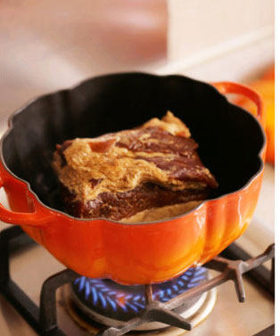 2、蜜烤蒜香五花肉,取一深铁锅抹薄薄一层色拉油,五花肉整块入铁锅中,中小火将五花肉每一面都煎至金黄色,煎至时间需要10-15分,此时锅中会逼出许多猪油。