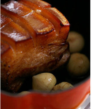 5、蜜烤蒜香五花肉,五花肉放回锅中。