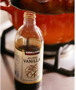 7、蜜烤蒜香五花肉,将铁锅取出,五花肉表面抹上蜂蜜+素蚝油,并在土豆和独蒜上撒黑胡椒+蒜香粗粒+香草酒。所有食材入锅中,再次入烤箱210度C烤约20分钟后将肉翻面,再烤20分钟后完成。