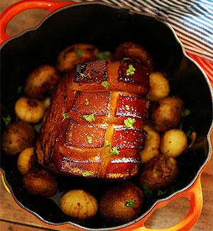 8、蜜烤蒜香五花肉,食用时,将五花肉切片,淋上些许柠檬汁或金桔汁;土豆和蒜可洒些许盐。