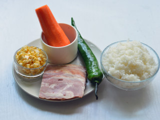 1、培根炒饭,材料准备好